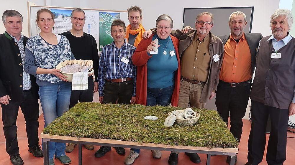Die führenden Mitglieder der „Initiative gegen Bodenvernichtung“ um Christian Zöscher (3. v. r.), die sich im Co-Werk vorstellte