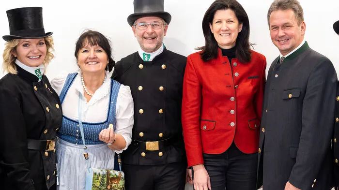 Ganz der Tradition folgend eröffnete wie jedes Jahr am 7. Jänner die steirische Landwirtschaftskammer den Reigen an Neujahrs-Empfängen von Bundesheer bis Industrie. Im Bild Kammerpräsident Franz Titschenbacher (rechts) mit Landtagspräsidentin Manuela Kohm (2. v. l.), VP-Klubobfrau Barbara Riener (2. v. r.)...