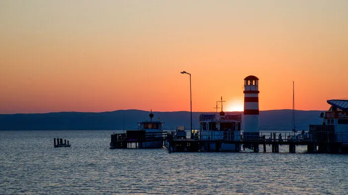 Ein Ausflug im Gänsemarsch. Am Neusiedler See spazieren, die Möwen und Gänse beobachten und am Montag den Kollegen erzählen, dass man auf Konrad Lorenz' Spuren wandelte... Geben Sie es zu, Sie und Ihre Badewannen-Quietschente brauchen nach dem langen Winter sowieso einmal eine Auszeit.
