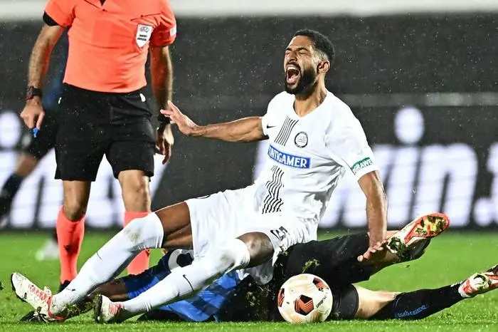 TOPSHOT - Sturm Graz's Swiss defender #05 Gregory Wuthrich falls on Atalanta's Italian forward #90 Gianluca Scamacca during the UEFA Europa League Group D football match between Atalanta and SK Sturm Graz at the Gewiss stadium in Bergamo on November 9, 2023. (Photo by GABRIEL BOUYS / AFP)