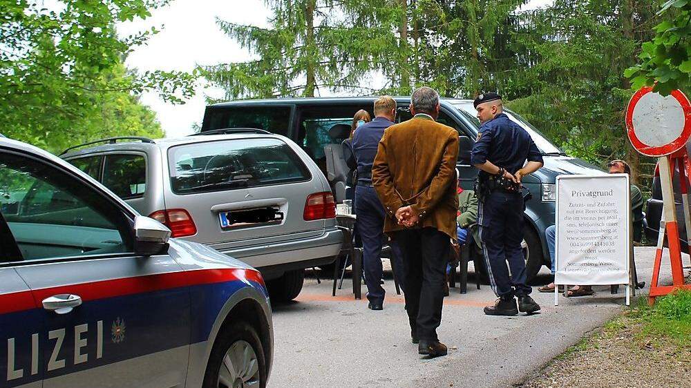 Auch dem Bürgermeister von Bad Aussee wurde - trotz Hilfe der Polizei - der Zutritt zum See verwehrt