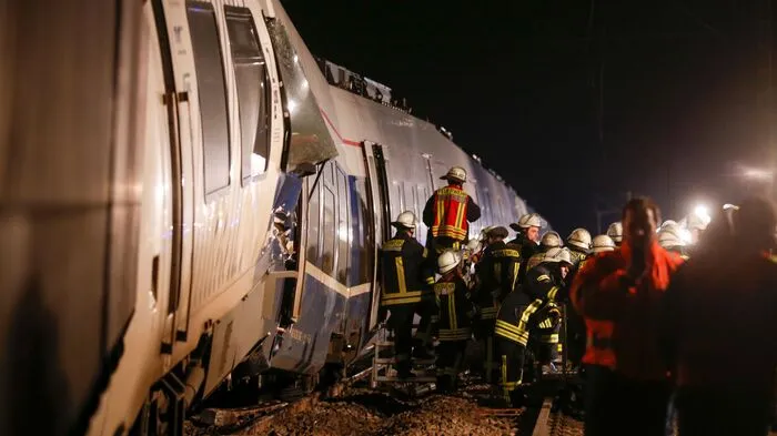 Von den etwa 150 Insassen eines Personenzugs, der auf einen Güterzug aufgefahren war, wurden nach Angaben von Feuerwehr und Bundespolizei mehr als 40 Menschen verletzt, drei von ihnen schwer.
