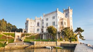 Schloss Miramare liegt auf einer Felsklippe an der Adria, rund zehn Kilometer von Triest entfernt