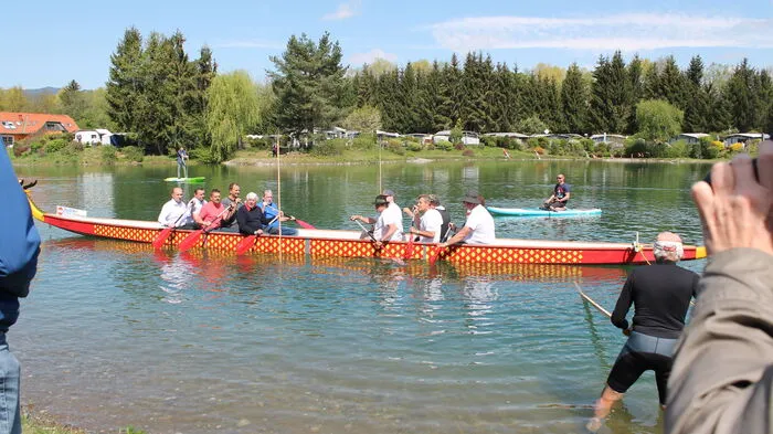 Ein besonderes Highlight stellte an diesem Tag das Drachenbootrennen dar, das im Teich im Zentrums des Campinggeländes absolviert wurde.