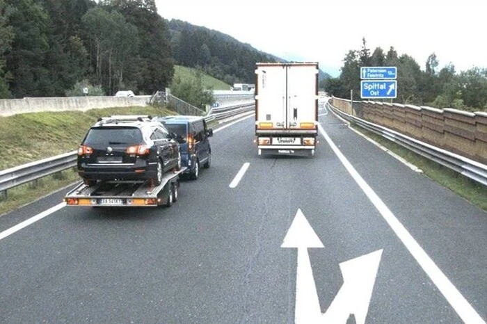 Der Bereich Zgurn wird von einer circa 2 Meter hohen Lärmschutzwand geschützt