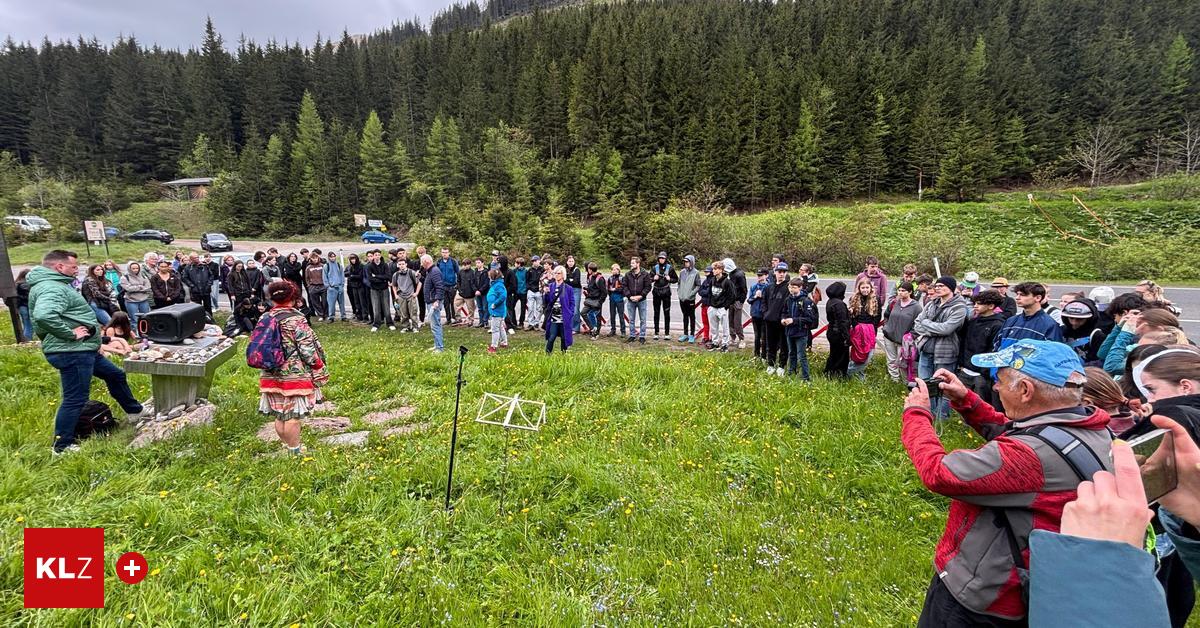 Lebensmarsch-am-Pr-bichl-150-Sch-lerinnen-und-Sch-ler-marschierten-zum-Mahnmal