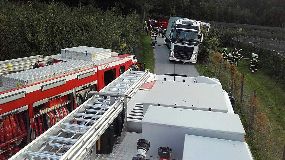 Die Feuerwehren Pischelsdorf und Reichendorf brachten den Lkw wieder auf die Straße
