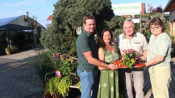 Martin und Sandra Erlauer (l.) übernehmen nach 43 Jahren den Betrieb von Gerda und Gottlieb Erlauer (r.)