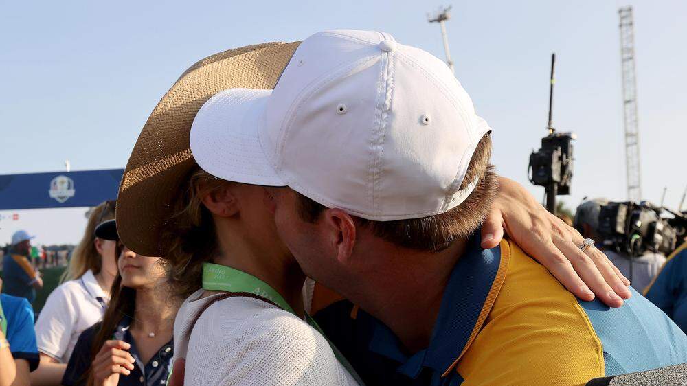 Sepp Straka wurde auch nach dem Hole in One von seiner Frau Paige beglückwünscht, wie hier zu sehen schon beim Ryder Cup 