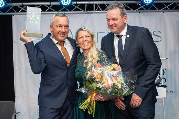 Fritz Strobl mit Frau Bettina und Dieter Mörtl, Präsident des Kärntner Landesskiverbandes