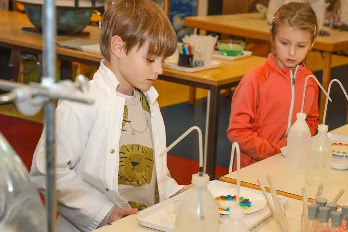 Im Forscherlabor konnten 7- bis 10-jährige Kinder in einer spannenden Bionik-Werkstatt experimentieren und naturwissenschaftlichen Phänomenen auf den Grund gehen.