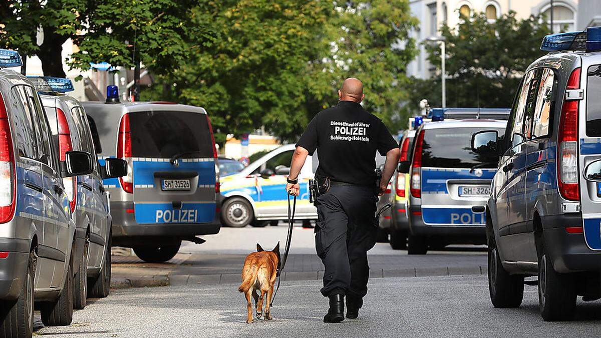 Die Polizei durchsucht in Kiel die betroffenen Volksschulen.