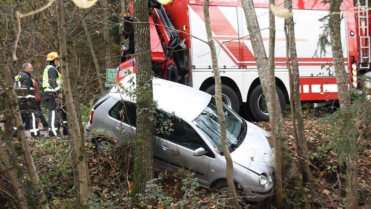 Die Feuerwehr Pöllau barg das Auto