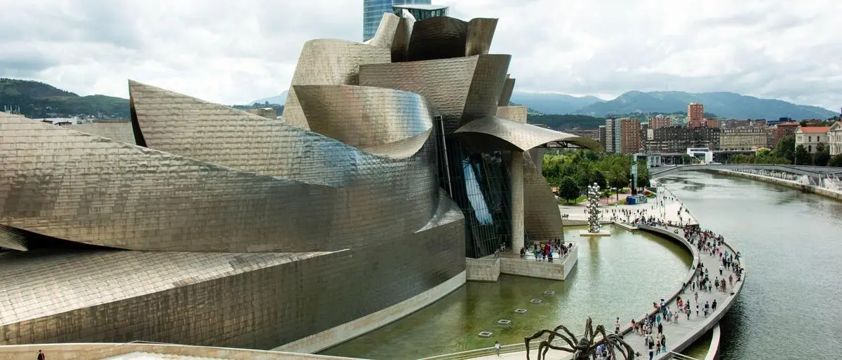 Dort, wo früher Werften Schiffe und Hochöfen Stahl produzierten, prägt heute das Guggenheim-Museum das Stadtbild von Bilbao