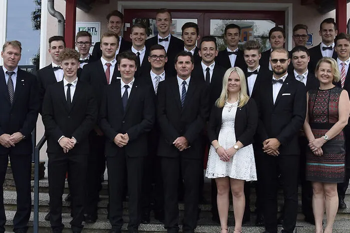 Für die 5 AHMBA ist die HTL vorbei: Bernd Brunner, Andreas Großschedl, Jakob Handler, Christian Hardinger, Manuel Hofer, Paul König, Manuel Mattes, Eugen Mirescu, Jürgen Neubauer, Florian Pelzmann, Michelle Pilz, Jakob Raidl, Sebastian Schmidt, Alexander Schweinzer, Mike Seiler, Dominik Steiner, Jan Studeny, Patrick Vogl, Nico Weiß, Johannes Wilfling, Stefan Zollner, Sebastian Zotter. Klassenvorstand: Josef Löffler