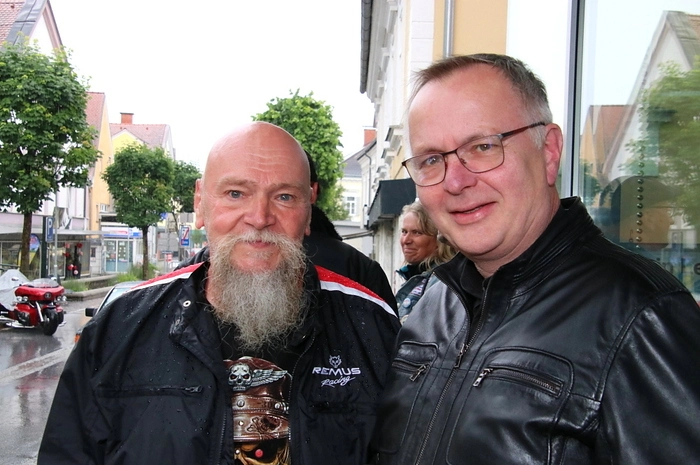 Auch der zweite Tag des Triker und Biker Festivals, zu dem Ferdinand Krendl nach Geistthal (Gemeinde Geistthal-Södingberg) geladen hatte, war vom Wetter nicht gerade begünstigt. Zwar zeigte sich am Vormittag, als Pfarrer Martin Trummler die Fahrzeuge segnete und zu Beginn der Benefizausfahrt noch die Sonne. „Als wir nach Geistthal zurückkamen schüttete es so wie am Freitag in Köflach aus allen Wolken“, erzählt Krendl.