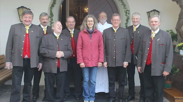 Beate Muggi mit Pfarrer Wornik (rechts hinten) und dem Doppelquartett