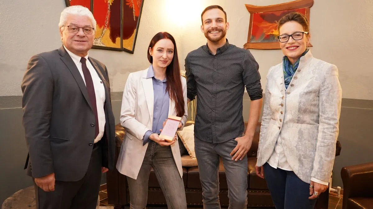 Bürgermeister Hannes Dolleschall, das Leitungsteam Julia Fröhlich und Daniel Peter Gressl sowie Vizebürgermeisterin Elke Florian bei der Eröffnung von "Ö-Nurse" in Judenburg.  