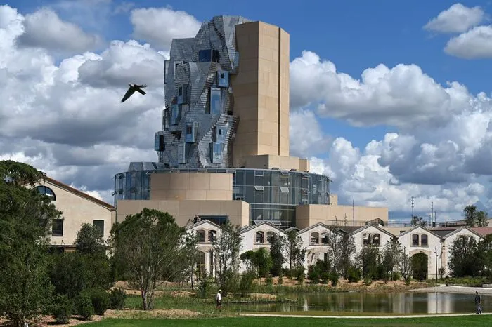 Die Kosten für den Gehry-Turm, der an die vor Arles liegenden Kalkfelsen des Alpilles-Massivs erinnern soll, werden auf bis zu 150 Millionen Euro geschätzt.