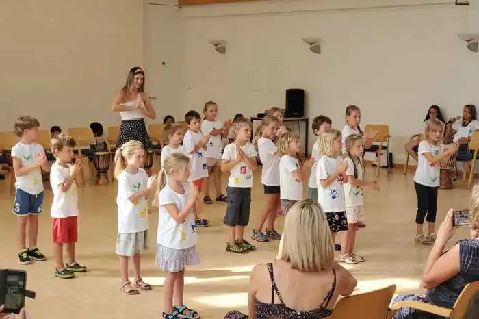 Am Mittwoch fand das Abschlussfest statt. Dafür bedruckten die Kinder eigens bunte T-Shirts. Rund 100 Besucherinnen und Besucher kamen in den Dorfhof und staunten nicht schlecht, wie viel die Kinder in den drei Tagen gelernt hatten.