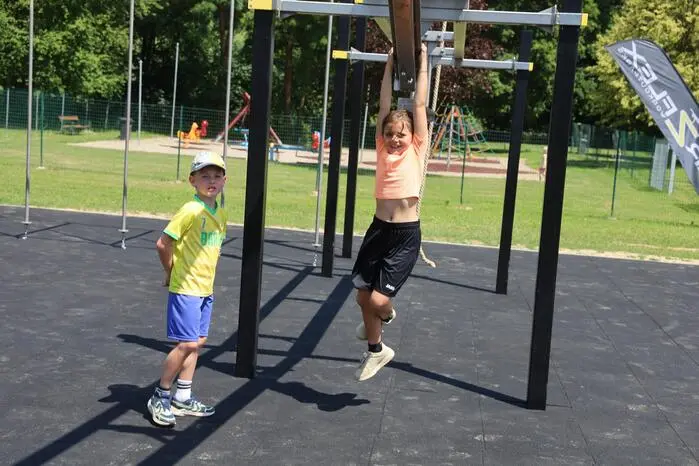 „Dieser Park ist so konzipiert, dass er für Sportbegeisterte aller Altersgruppen genutzt werden kann. Die Kosten dafür betrugen 250.000 Euro, wovon zwei Drittel von einem anonymen Spender finanziert wurden“, gab Bürgermeister Johann Kaufmann bekannt
