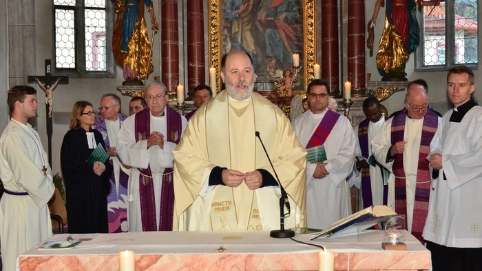 Mit vielen Priesterkollegen, Gläubigen, Vereinsvertretern Gästen aus Politik und der evangelischen Glaubensgemeinschaft feierte Andreas Tonka sein 25. Priesterjubiläum in der Andreas-Kirche in Rattendorf.