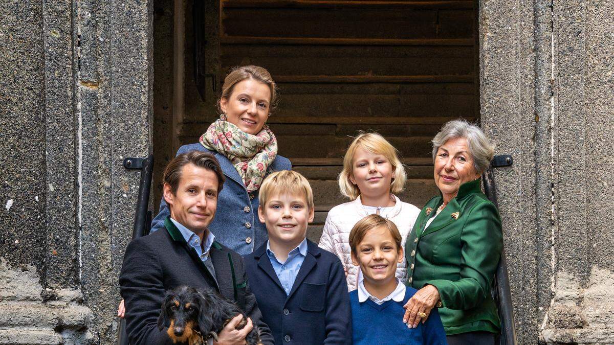 Die Familie Liechtenstein auf der Riegersburg: Emanuel mit Burgdackel Gina, Sonja, Leopold, Charlotte, Heinrich und Annemarie