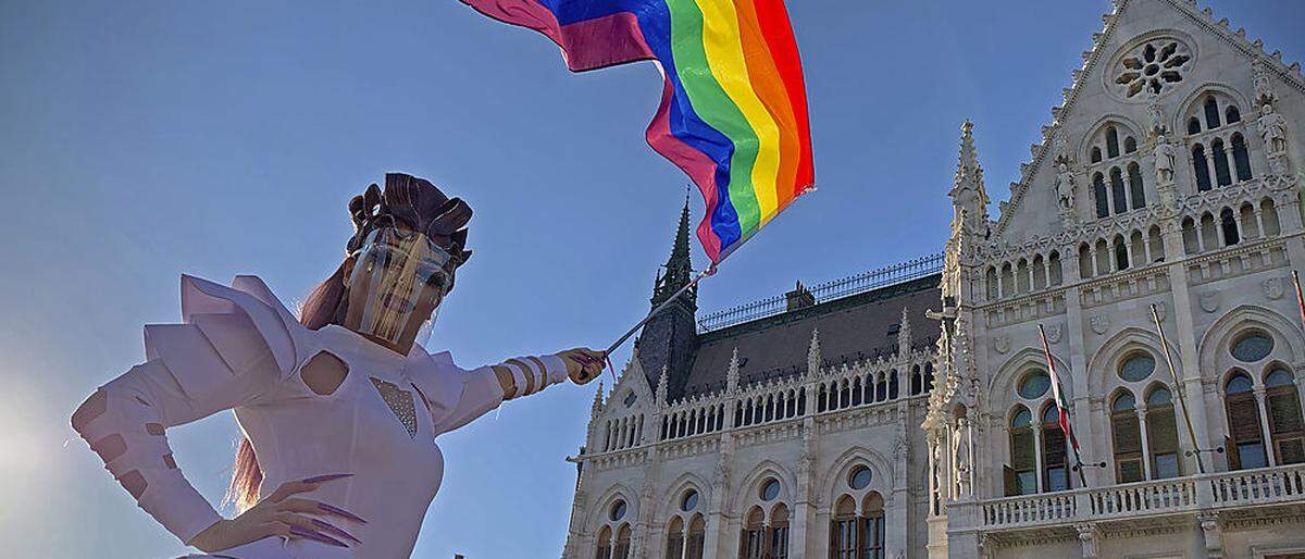 LGBT-Protest vor dem Parlament in Budapest 