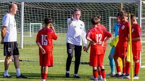 Ralf Rangnick hatte sichtlich Freude beim Training mit der Wernberger Jugend