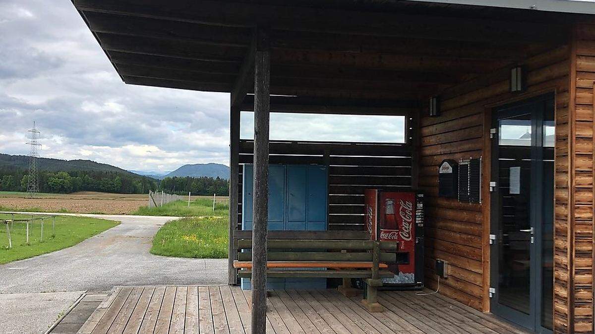 Die Straße teilt die Gemeinden, das Klubhaus steht auf Bleiburger Gemeindegebiet