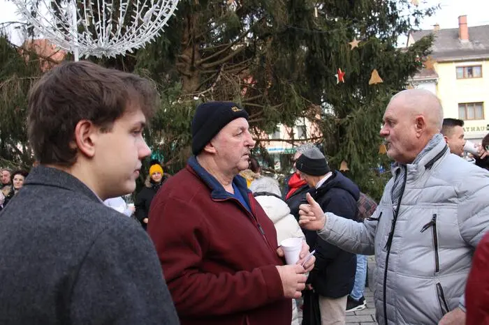 Auch dieses Jahr trafen sich bei eher frühlingshaften Temperaturen zahlreiche Kinder mit ihren Eltern, Opas, Omas und Urlis, um die Niederlegung des Christkindes in die Krippe zu erleben. 