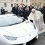 Papst Franziskus beim signieren des Lamborghini