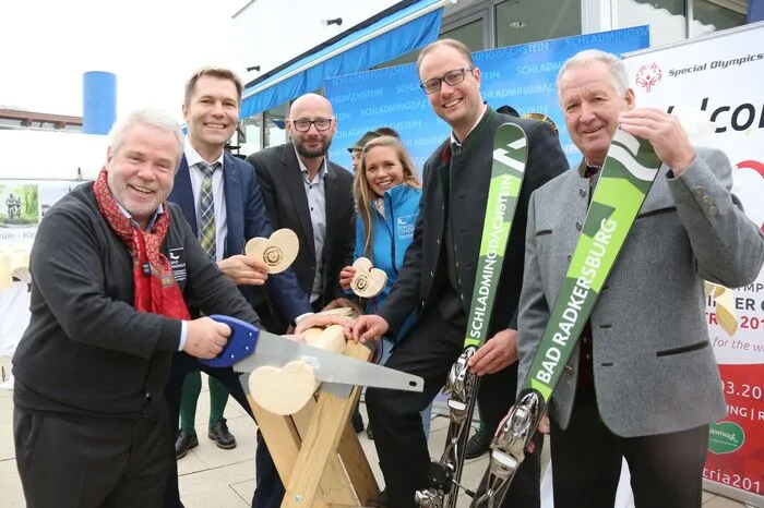 Manche wagten sich sogar mit Skiern (allerdings auch ganz angezogen) an den Beckenrand. Eine Schladminger Delegation machte nämlich in der Südsteiermark Werbung für die Special Olympics 2017.