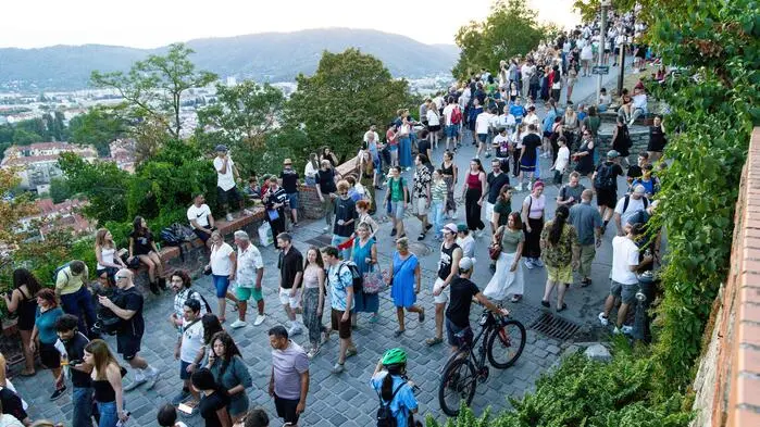 Der Weg vom Schloßberg hinunter – sehr viele Menschen sind zu sehen