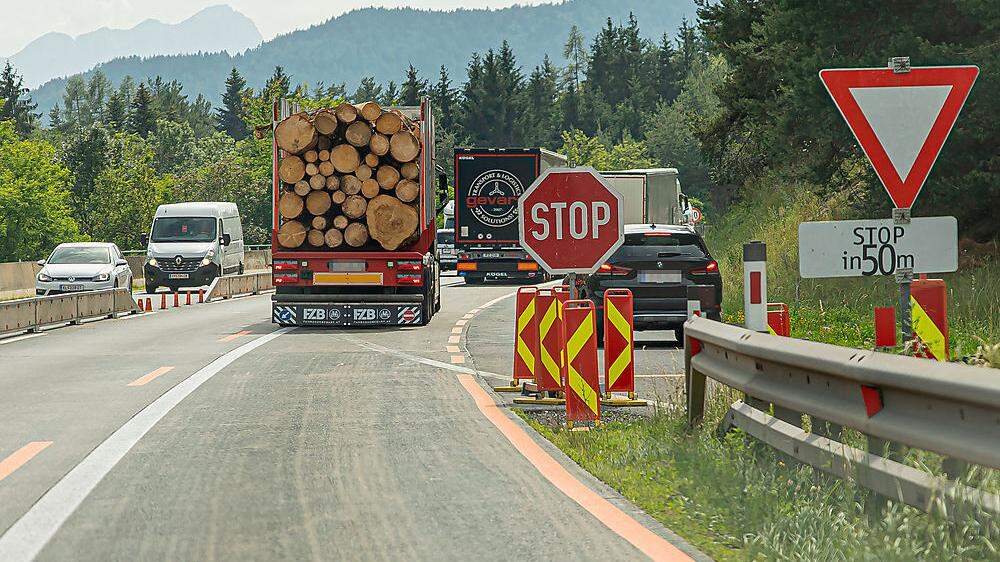 Wem gilt das Stopp-Schild auf der Südautobahn bei Krumpendorf in Fahrtrichtung Italien?