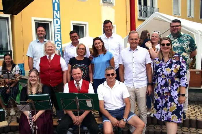 Samstag mit flotten Klängen durch die Blasmusikkapelle Kainachtal unter Obfrau Edith Marcher.