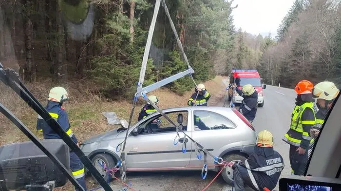 Eine Pkw-Lenkerin kam Montagmittag unbestimmten Grades von der Straße ab. Sie fuhr auf der B 72 im Hofwald, Gemeinde Anger.