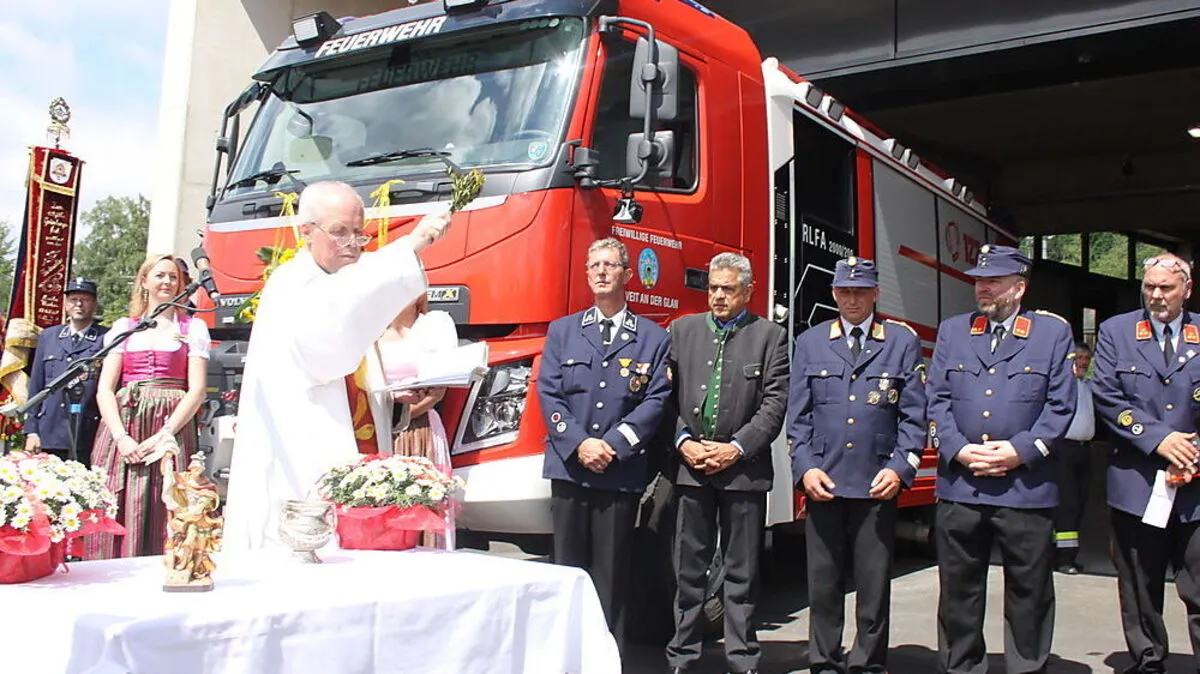 Stadtpfarrer Rudolf Pacher segnete Rüsthaus und Tanklöschfahrzeug
