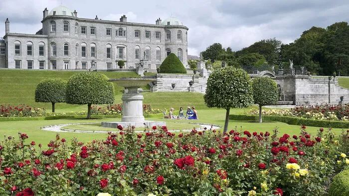 Powerscourt Estate, einer der alten Landsitze von Großformat im County Wicklow, setzt mit einem Rosengarten, einem Küchengarten und italienischem sowie japanischem Gartendesign und einem riesigen Park herrschaftliche Zeichen eines vollendeten formalen Landschaftsgartens.