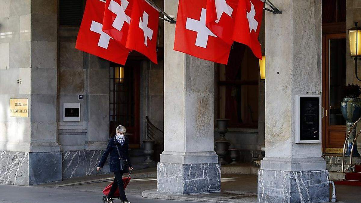 Schweizer Fallzahlen halbieren sich alle zwei Wochen