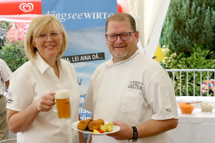 Aber nicht nur die knusprigen Backhendln standen im Mittelpunkt. Auch der dazu passende Hendlwein und das süffige Hendlbier wurden von den Gästen, die nicht nur aus dem Bezirk St. Veit angereist kamen, einer genauen Verkostung unterzogen.