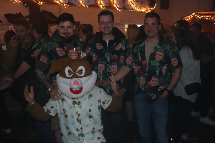 Eine Polterrunde feierte mit ihrem zukünftigen Bräutigam den Junggesellenabschied bei der LJ-Disco in Gräbern.