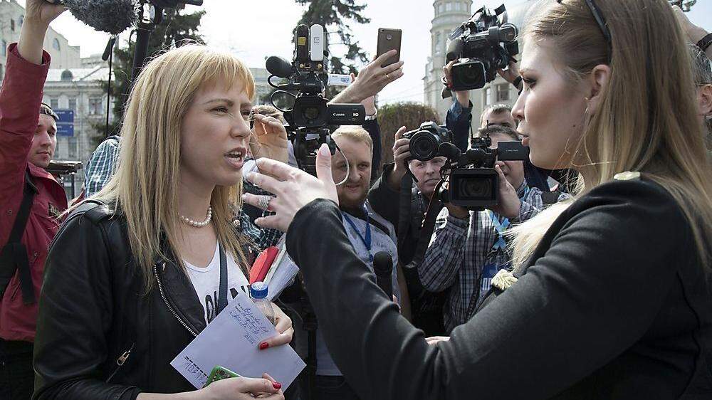 Oppositions-Aktivistin Maria Baronowa und Pro-Kreml-Aktivistin Maria Katasonowabei einer Auseinandersetzung 