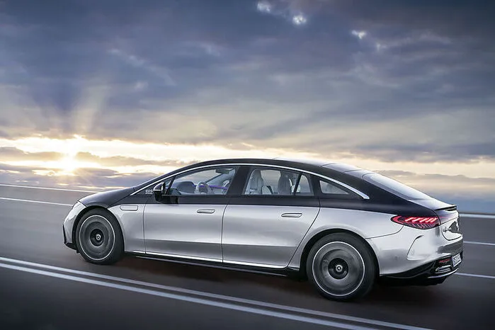 Und nein, eine S-Klasse war nie ein Auto, das mit Superlativen gespart hat: So ist der EQS mit einem cw-Wert von 0,20 das aerodynamischste Serienauto der Welt.