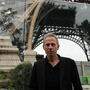 Architekt Dietmar Feichtinger vor dem Eiffelturm