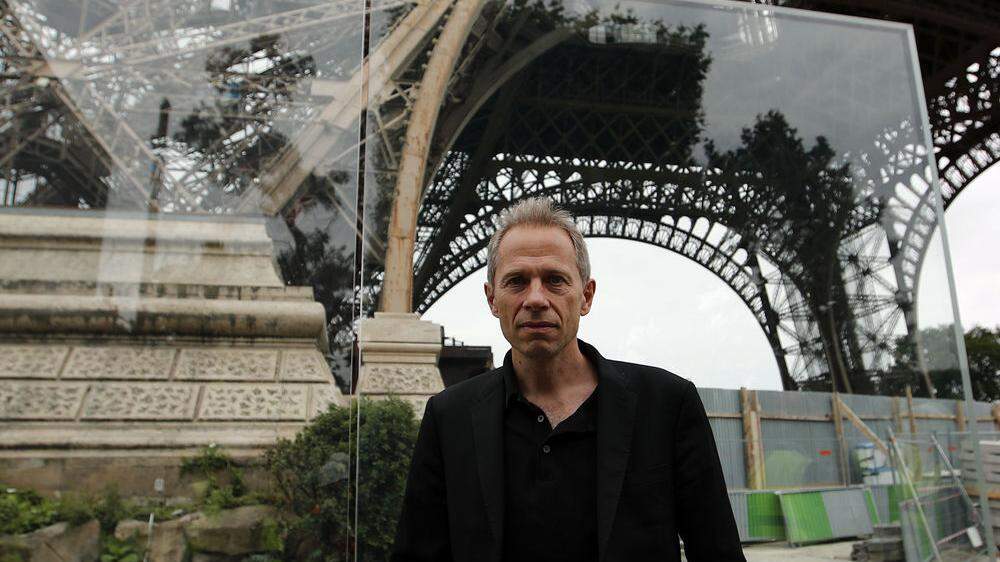Architekt Dietmar Feichtinger vor dem Eiffelturm