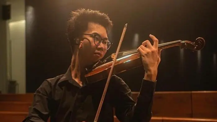 Portrait von Chaiwat Charoensak der Geige spielt