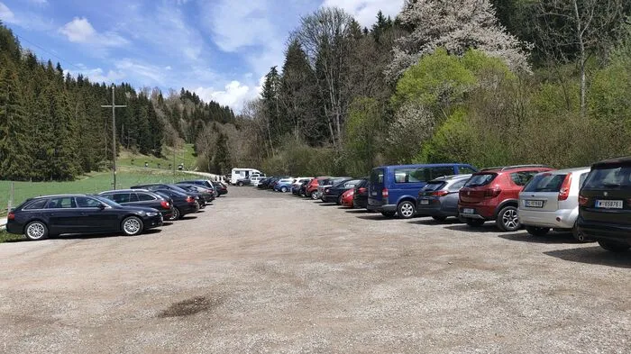 Viele Kärntner nutzen das Schönwetter zum Wandern, wie man am gut gefüllten Parkplatz beim Abenteuer-Wasser-Weg in Liebenfels sieht.