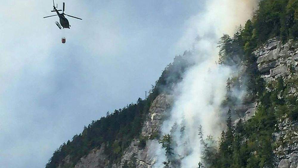 Vier Hubschrauber des Bundesheeres und der Polizei flogen Wasser aus dem Hallstättersee zum Brandort