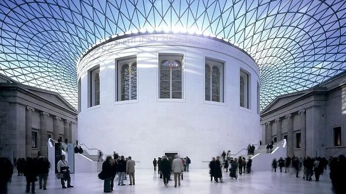 Im British Museum, dessen berühmteste Exponate der Stein von Rosette, eine Moai-Statue von den Osterinseln und der Parthenonfries sind, kann man nicht nur einen virtuellen Rundgang machen und einige der Ausstellungstücke dreidimensional anschauen, aufgebaut ist das Ganze wie eine Zeitreise.